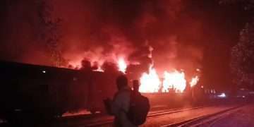 জামালপুরে ট্রেনের তিনটি বগিতে আগুন