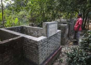 অবহেলায় কেরানীগঞ্জ গণকবর