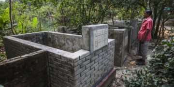 অবহেলায় কেরানীগঞ্জ গণকবর