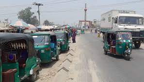 সড়ক দাপিয়ে বেড়াচ্ছে সিএনজি অটোরিকশা