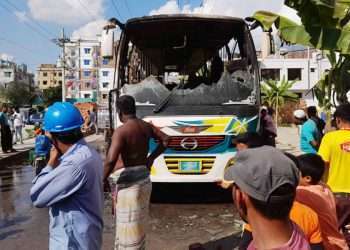 এবার দূরপাল্লার বাসে আগুন