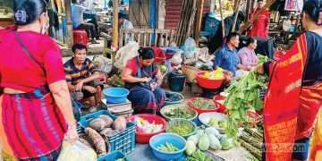 যে হাটে সব বিক্রেতাই নারী