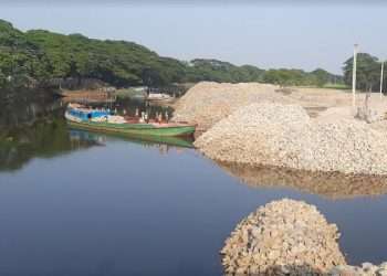 নরসুন্দা নদীতে পাথর রাখায় পানি প্রবাহে বাধা