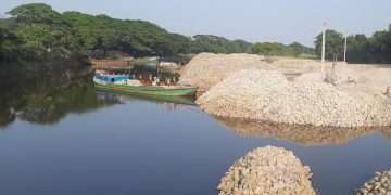 নরসুন্দা নদীতে পাথর রাখায় পানি প্রবাহে বাধা