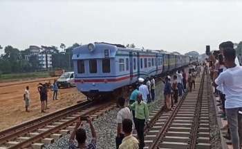 কক্সবাজারে প্রথমবারের মতো পরিদর্শন ট্রেন