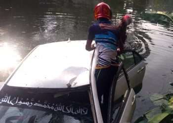 নিয়ন্ত্রন হারিয়ে প্রাইভেট কার পুকুরে