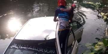 নিয়ন্ত্রন হারিয়ে প্রাইভেট কার পুকুরে