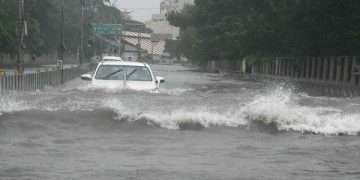 বৃষ্টিতে তলিয়ে গেছে ভারতের চেন্নাই