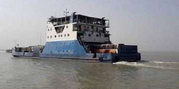 সাড়ে ৫ ঘণ্টা পর দৌলতদিয়া-পাটুরিয়ায় ফেরি চলাচল শুরু