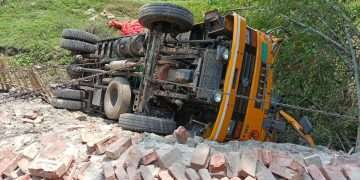 সেতুর রেলিং ভেঙে শুকনো খালে ট্রাক