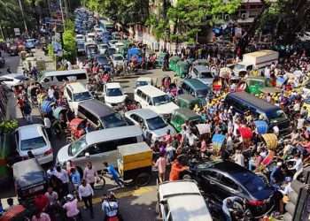 নিউমার্কেটের দক্ষিণ গেট ভোগান্তিতে মানুষ