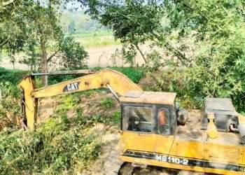 মিরসরাইয়ে মাটি দিয়ে খাল ভরাট করায় জরিমানা