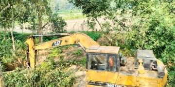 মিরসরাইয়ে মাটি দিয়ে খাল ভরাট করায় জরিমানা