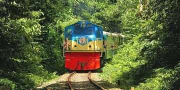 বিভিন্ন রুটের পাঁচ ট্রেন হঠাৎ বন্ধে দুর্ভোগ