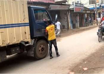 ঈশ্বরদীতে পৌরসভার টোল আদায়ের নামে সড়কে চাঁদাবাজি