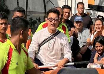 সাইক্লোনের কবলে আমির খান