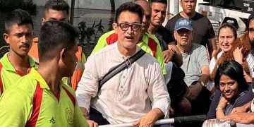 সাইক্লোনের কবলে আমির খান