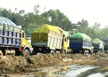 আত্রাইখালী নদীর বুকে চলে বালুবাহী ট্রাকের বহর
