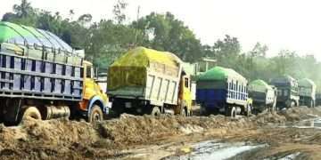 আত্রাইখালী নদীর বুকে চলে বালুবাহী ট্রাকের বহর