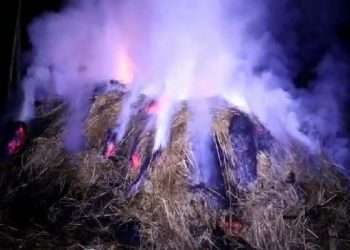 মীরসরাইয়ে খড়ের গাদায় আগুন