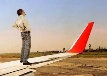 দরজা খুলে বিমানের ডানার ওপর হাঁটলেন যাত্রী