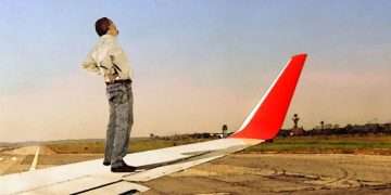 দরজা খুলে বিমানের ডানার ওপর হাঁটলেন যাত্রী