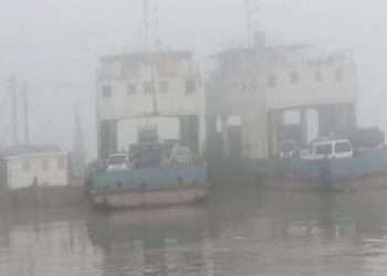 ঘন কুয়াশায় দৌলত‌দিয়া-পাটু‌রিয়া রুটে ফে‌রি বন্ধ