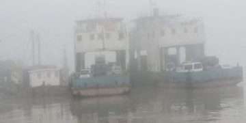 ঘন কুয়াশায় দৌলত‌দিয়া-পাটু‌রিয়া রুটে ফে‌রি বন্ধ
