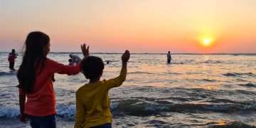 ডুবে গেল বছরের শেষ সূর্য