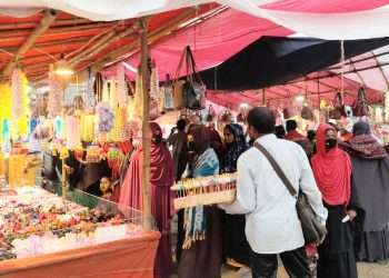 সাগরদাঁড়িতে জমে উঠেছে মধুমেলা