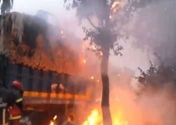 ঠাকুরগাঁওয়ে চলন্ত পাটবোঝাই ট্রাকে আগুন
