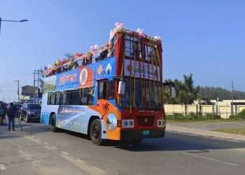 মেরিন ড্রাইভ সড়কে ছাদখোলা নতুন ট্যুরিস্ট বাস
