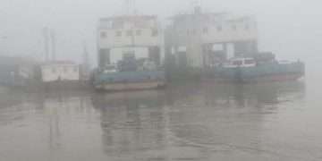 দৌলতদিয়া-পাটুরিয়ায় ফেরি চলাচল বন্ধ