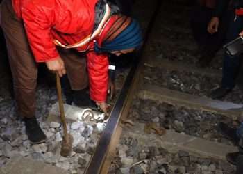 অল্পের জন্য রক্ষা