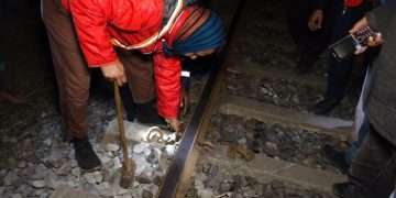 অল্পের জন্য রক্ষা