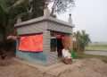 কবর বানিয়ে বসবাস করছেন বৃদ্ধ মোহাম্মদ আলী