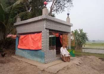 কবর বানিয়ে বসবাস করছেন বৃদ্ধ মোহাম্মদ আলী