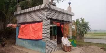 কবর বানিয়ে বসবাস করছেন বৃদ্ধ মোহাম্মদ আলী