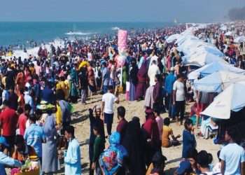 কক্সবাজারে পর্যটকের ঢল