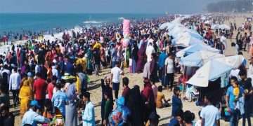 কক্সবাজারে পর্যটকের ঢল