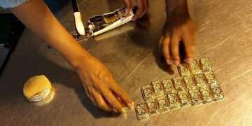 স্বর্ণের চালানসহ আটক