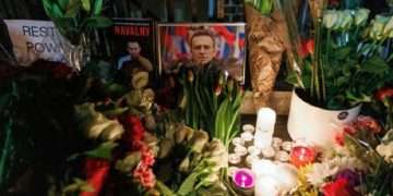 অবশেষে সন্তানের মরদেহ দেখলেন নাভালনির মা