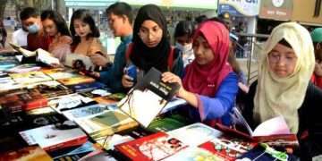 ছুটির দিন পেয়ে শুরুতেই জমজমাট