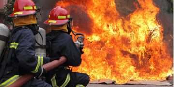 লালবাগে জুতার কারখানায় আগুন