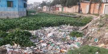 বাসা-বাড়ির ময়লা যাচ্ছে খালে