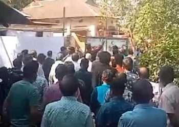 দেশে ফিরে স্ত্রী ও মেয়ের লাশ গ্রহণ করলেন