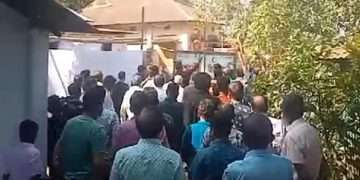 দেশে ফিরে স্ত্রী ও মেয়ের লাশ গ্রহণ করলেন