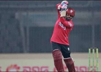 শিরোপা উপহার দিয়ে টুর্নামেন্ট সেরা তামিম