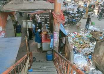 জায়গা দখল করে রমরমা ব্যবসা