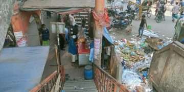 জায়গা দখল করে রমরমা ব্যবসা